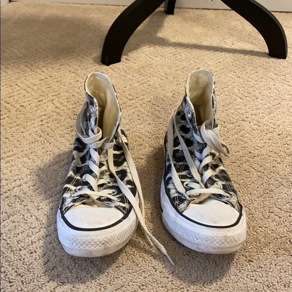 I’m selling these Cheetah print converse shoes.